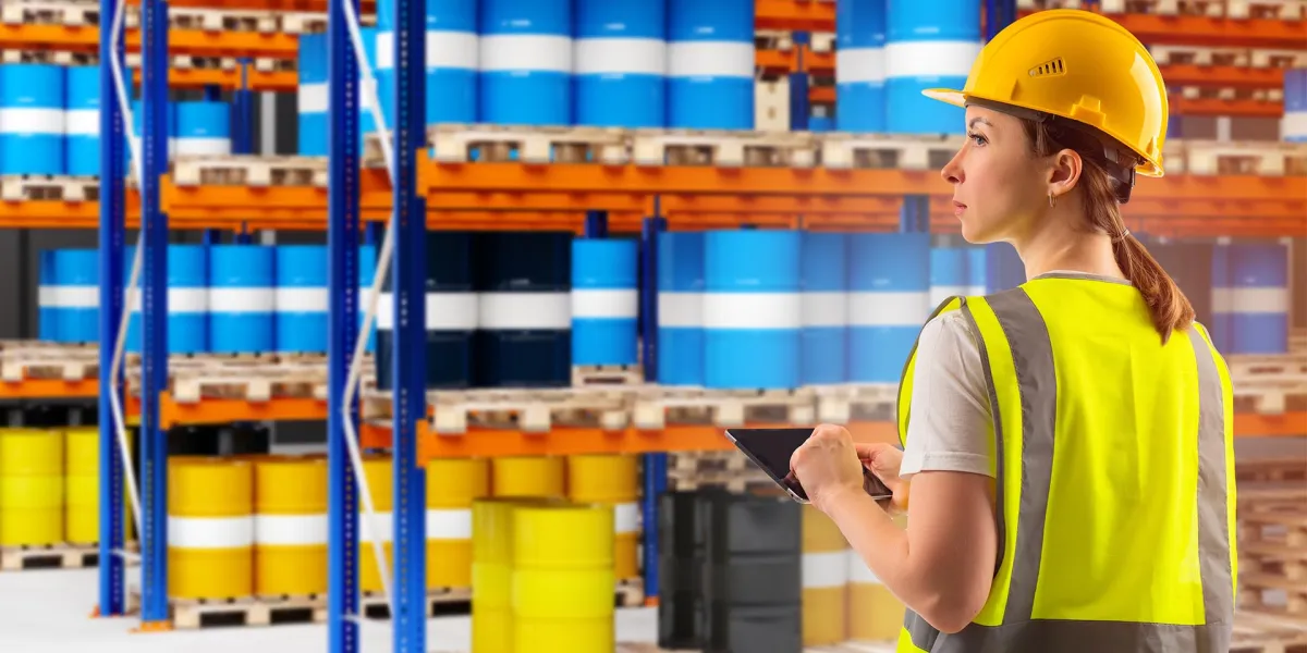 Wenn dein Unternehmen mit gefährlichen Stoffen arbeitet, ist es erforderlich, ein Kataster der gefährlichen Stoffe zu erstellen. © Shutterstock, FOTOGRIN