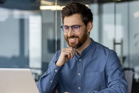 Unternehmer informiert sich über die Änderungen der DGUV Vorschrift 2. © Adobe Stock, Tetiana