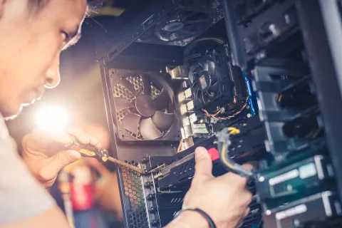 Eine Elektrofachkraft ist eine im Bereich der Elektrotechnik tätige Person. © Shutterstock, Preechar Bowonkitwanchai