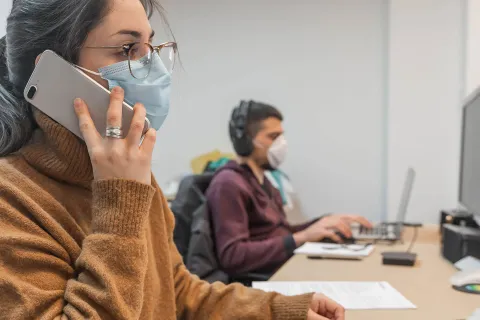 Mitarbeiter tragen Maske, halten Abstand und folgen Verhaltens- und Hygieneregeln: Arbeitsalltag in der Pandemie. © Shutterstock, Deliris
