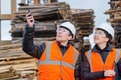Zwei Waldarbeiter überprüfen die Sicherheit an ihrem Arbeitsplatz. © Adobe Stock, agnormark