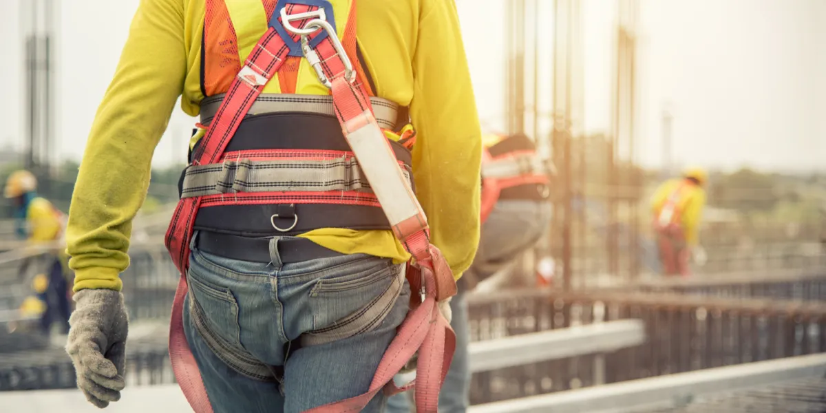 Mitarbeiter trägt persönliche Schutzausrüstung als Ergebnis der Gefährdungsbeurteilung für den Arbeitsschutz. © Shutterstock, Bannafarsai_Stock