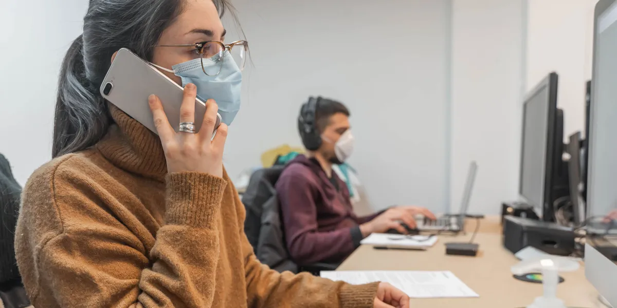 Mitarbeiter tragen Maske, halten Abstand und folgen Verhaltens- und Hygieneregeln: Arbeitsalltag in der Pandemie. © Shutterstock, Deliris