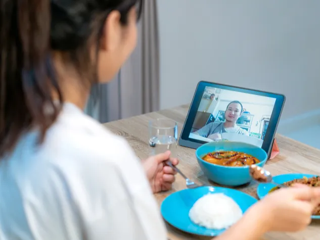 Mtarbeiter verbringen gemeinsam digital die Mittagspause. © Shutterstock, Travelpixs